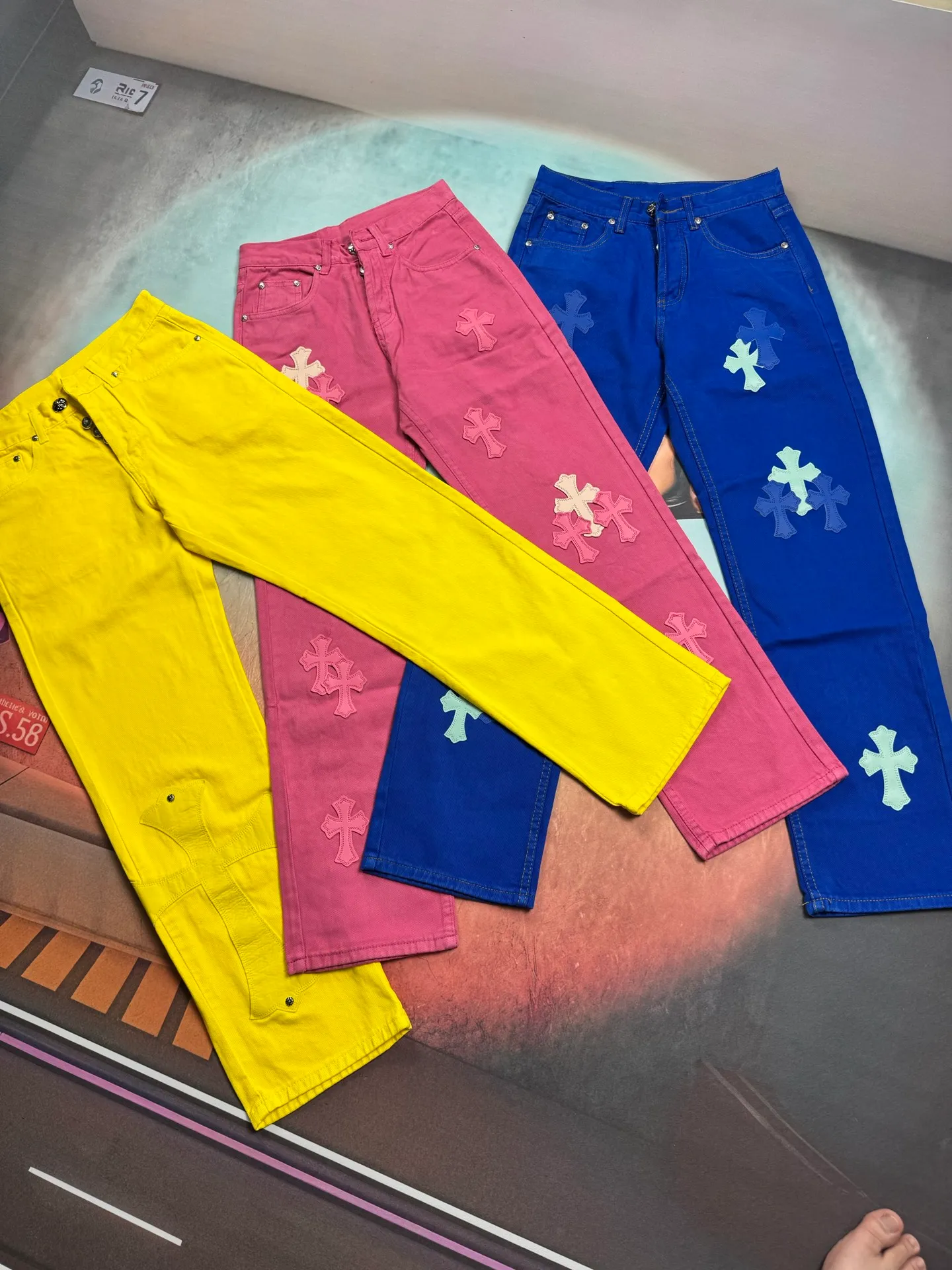 🅿️310 🔘Style No.-KL116 🔘Cro Heart𝐂𝐡𝐫𝐨𝐦𝐞 𝐇𝐞𝐚𝐫𝐭 Sex Records Series CH Girls Barbie Pink Leather Jeans* #Dopamine Personalized Jeans, Unlock New Street-Exploding Stances These pants can be called the soul item of dopamine style, an indispensable treasure in the wardrobe of fashionable people! It is the same style as the star, favored by many fashion bloggers, and popular all over the Internet. The new model achieves the ultimate in version and upper body effect. To create it, it took the same amount of time to make 20 short sleeves, which shows the complexity of the craftsmanship. The fabric is made of high-quality imported denim, which has a unique high-end texture. After many washes and proofing, the perfect color and texture were finally achieved. The moment you put it on, you can not only feel the comfort of the fabric, but also easily create an effortless sense of fashion, making you the center of attention wherever you go.  Size: XS M L (26.28.30.32) Color: Pink